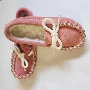Pink suede baby moccasins, fleece lined, newborn sz 3